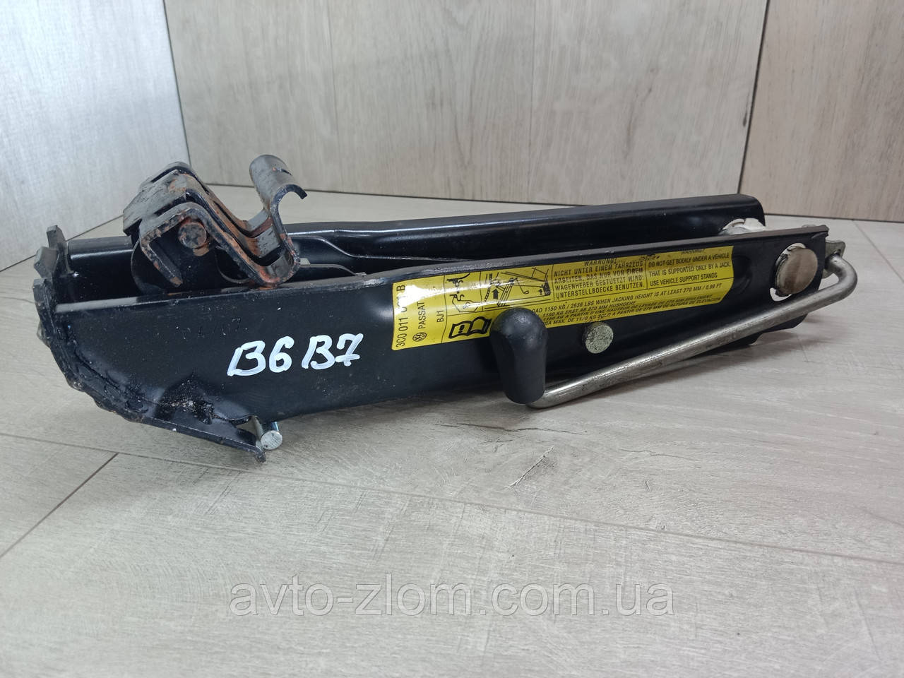Домкрат Volkswagen Passat B6, B7. Пасат Б6, Б7. 3C0011031B.