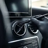 Щітка для змітання пилу в салоні автомобіля
