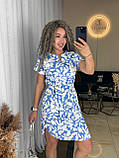 Літнє плаття-туніка із софту з поясом блакитне з білим принтом квіти, фото 3