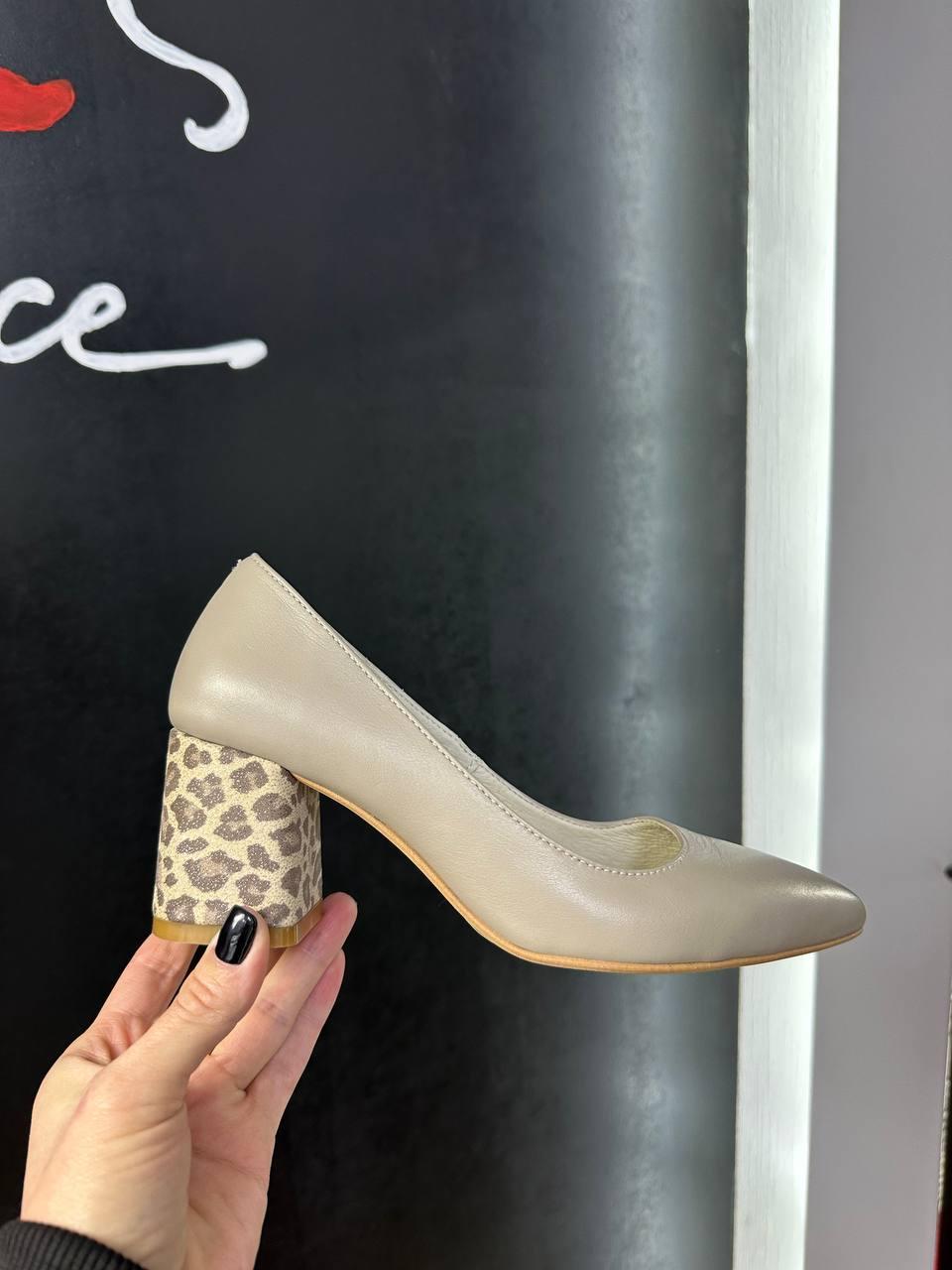 Туфлі жіночі бежеві на широкому підборі леопард класичні натуральна шкіра, фото 1