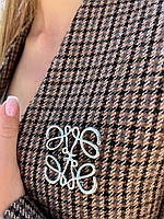 Брошка з логотипом сріблястого кольору