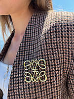 Брошка з логотипом золотистого кольору