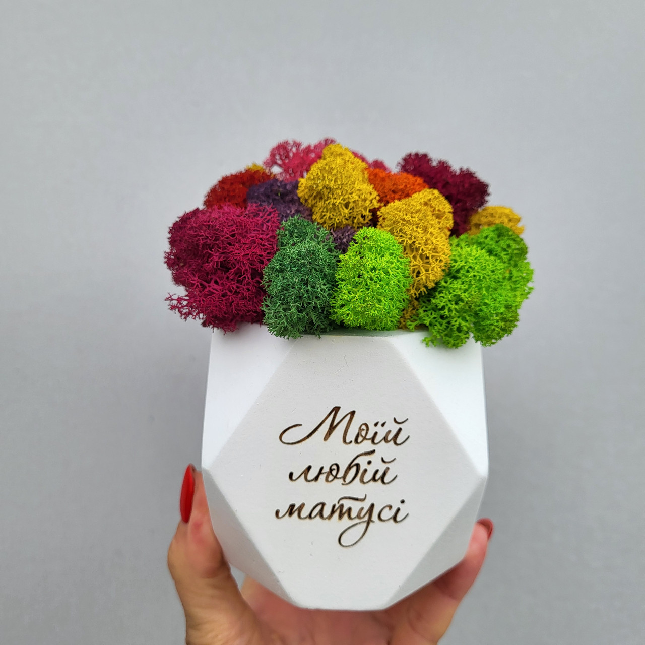 Подарунок мамі, матусі на день матері. Кашпо з мохом та награвійованим привітанням