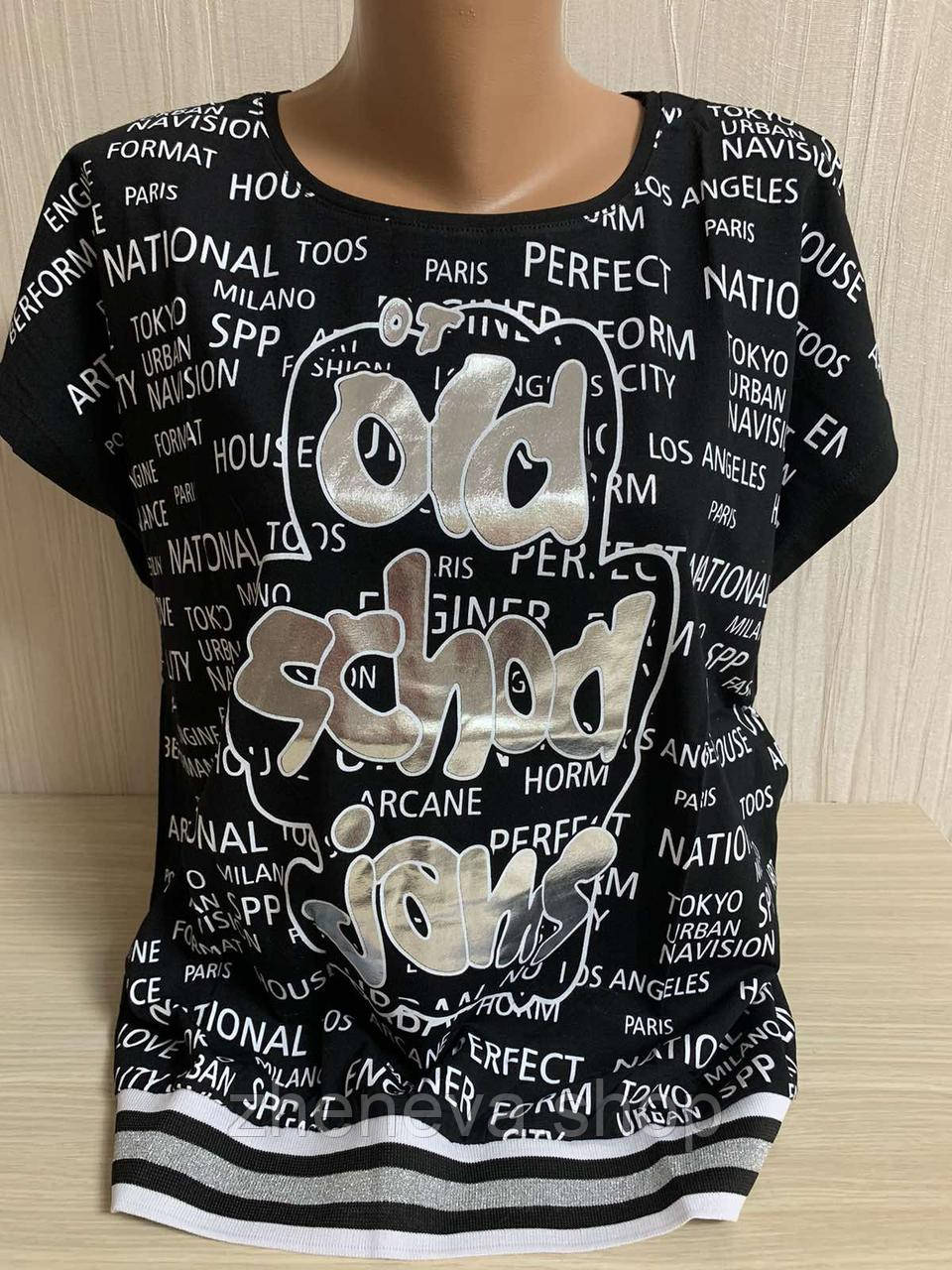Жіноча стильна чорна футболка з коротким рукавом із красивим сріблястим принтом, фото 1