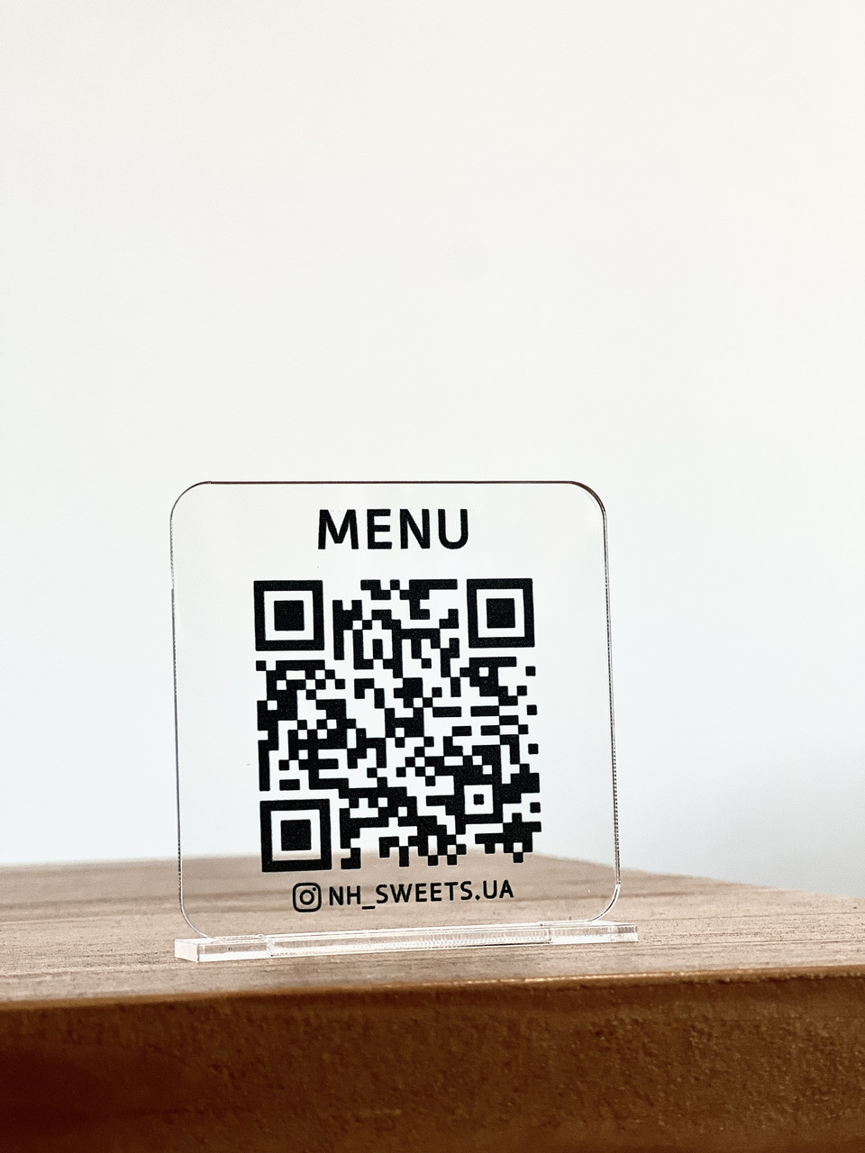 Qr-код з акрилу для оплат і відгуків інставізитка на стіл для кафе, салону краси, кав'ярні, бару ПРОЗОРА