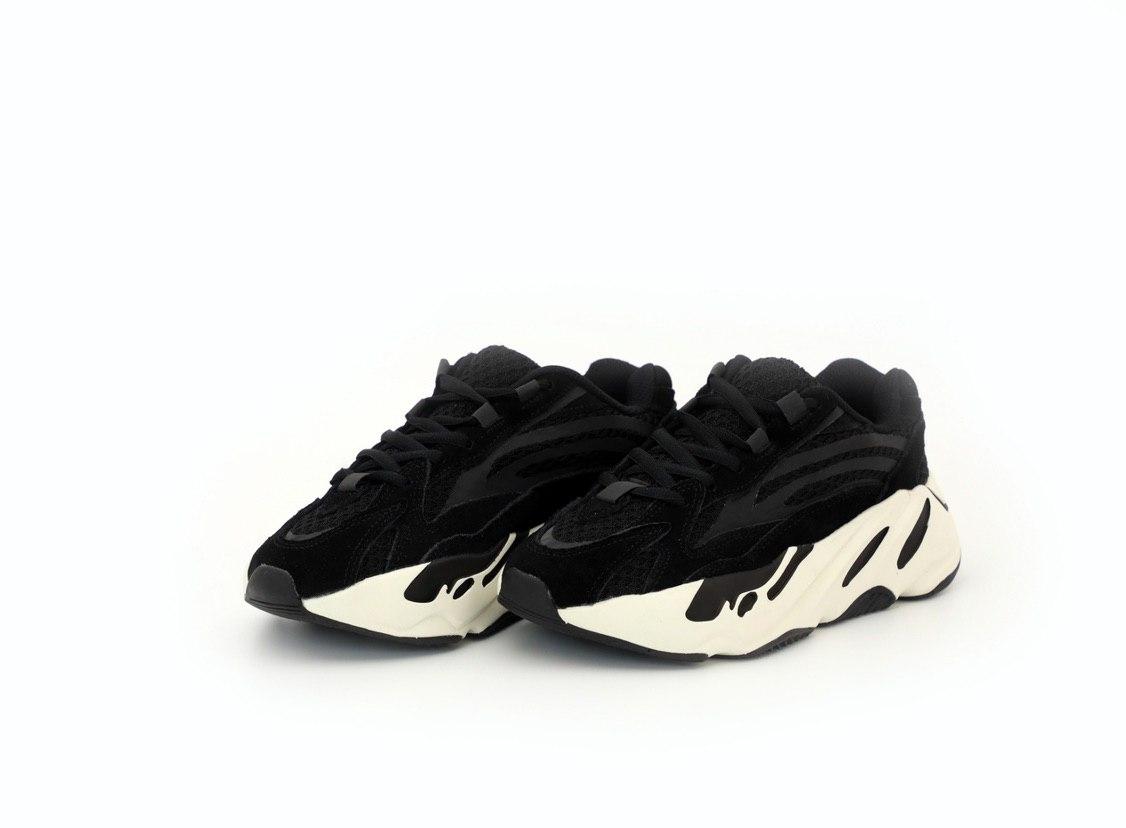 Чорні жіночі Кросівки Adidas Yeezy Boost 700