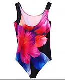 Суцільний жіночий купальник на пишні форми чорний з квітковим принтом, фото 3