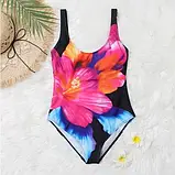 Суцільний жіночий купальник на пишні форми чорний з квітковим принтом, фото 2