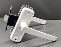 Комплект дверних ручок на планці із врізною частиною засувкою язичком Тандем ЗЩ-1 білий колір для дерев яних та металевих дверей