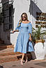 Блакитна жіноча однотонна ошатна приталена вечірня сукня нижче колін з пишними рукавами та спідницею, фото 2