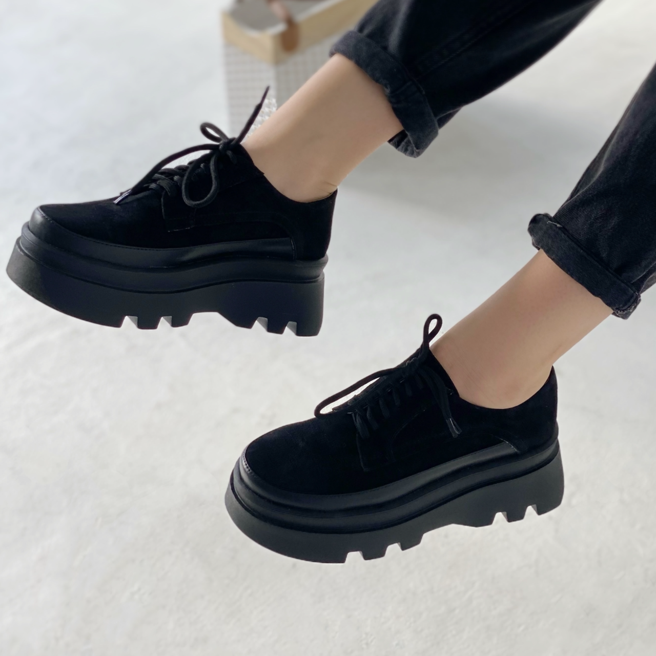 Купить Туфли женские закрытые черного цвета на тракторной платформе ...