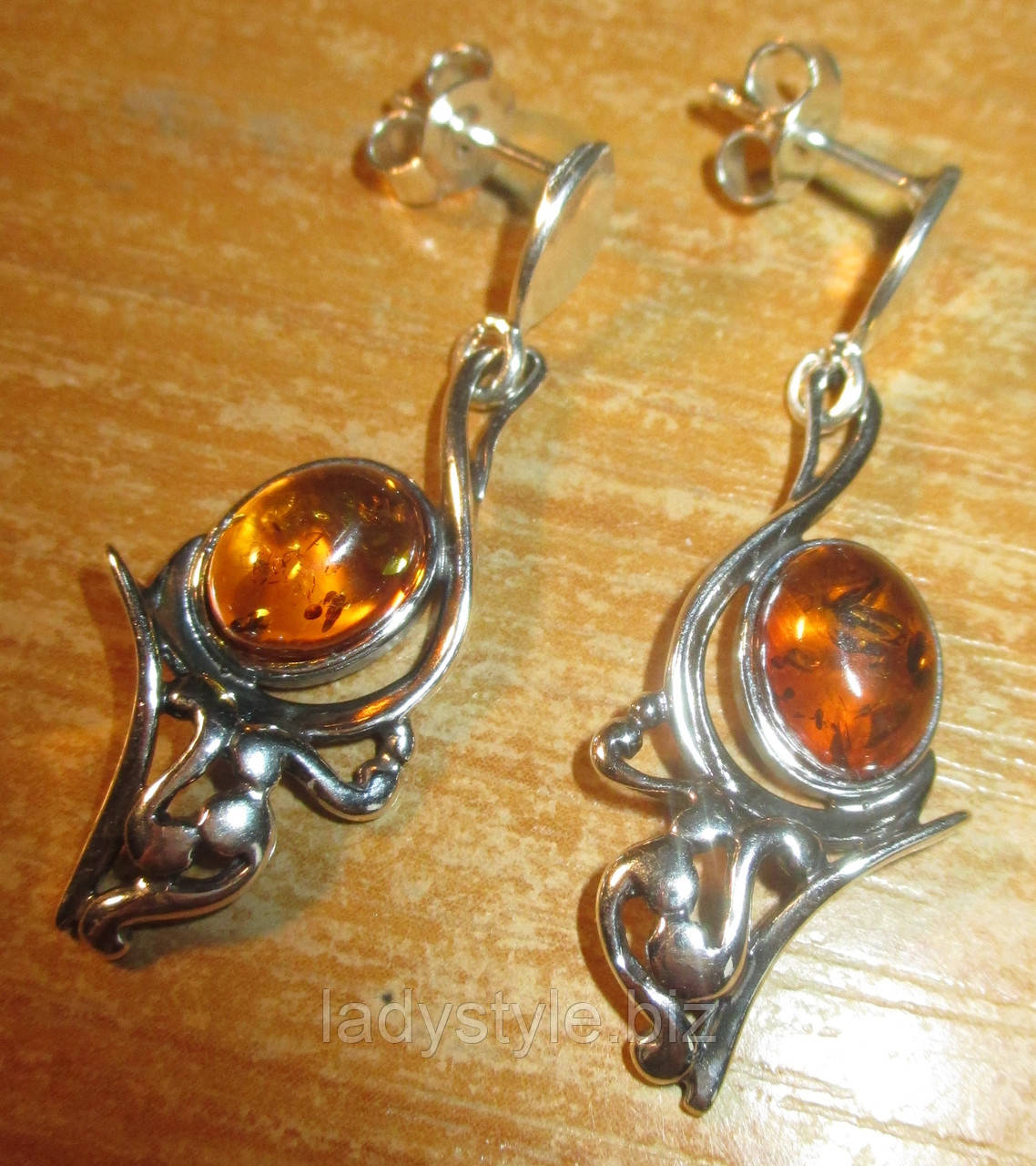 Серебряные серьги-гвоздики с натуральным янтарем "Красотка" - фото 5 - id-p414897665
