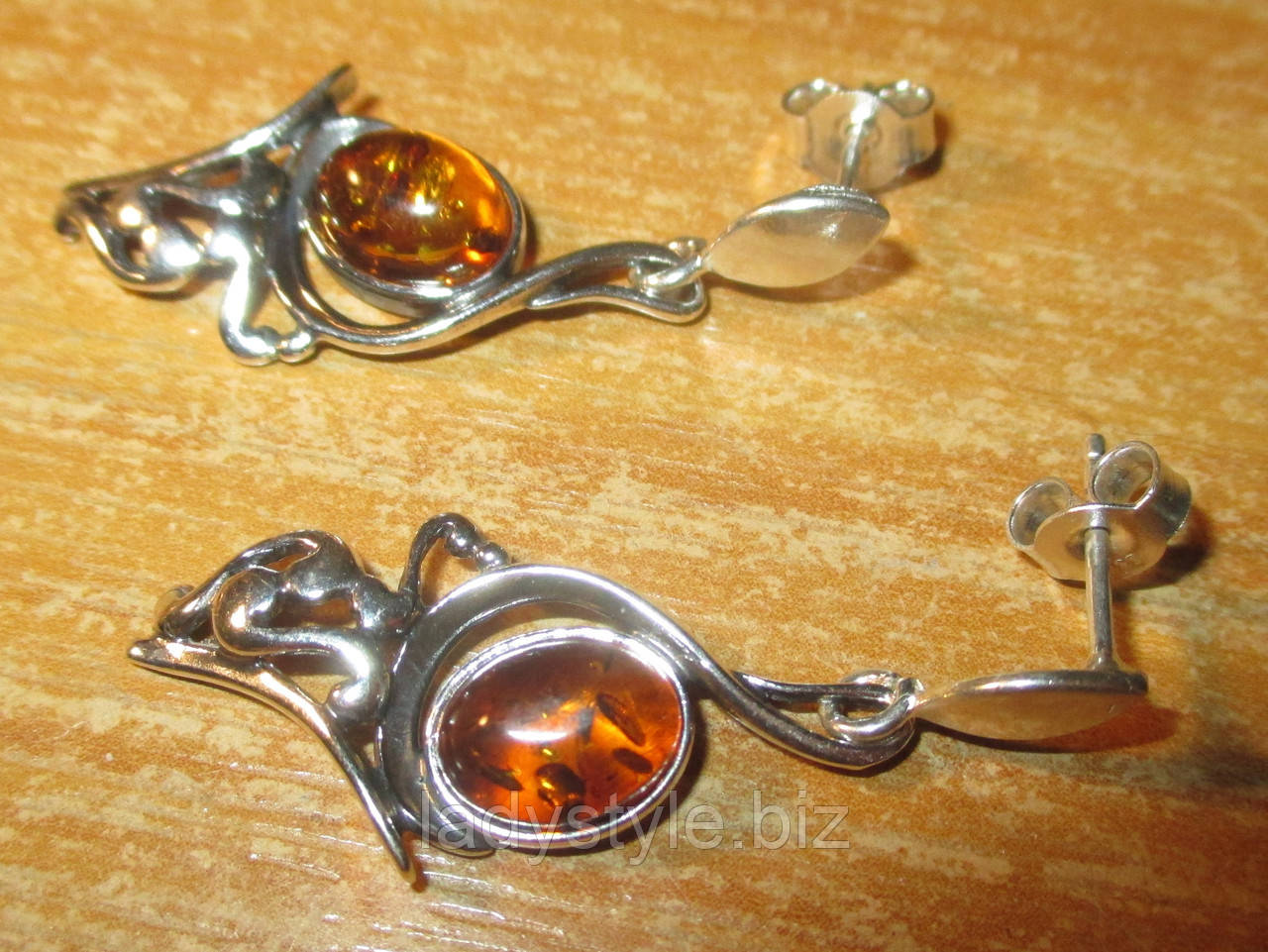 Серебряные серьги-гвоздики с натуральным янтарем "Красотка" - фото 6 - id-p414897665