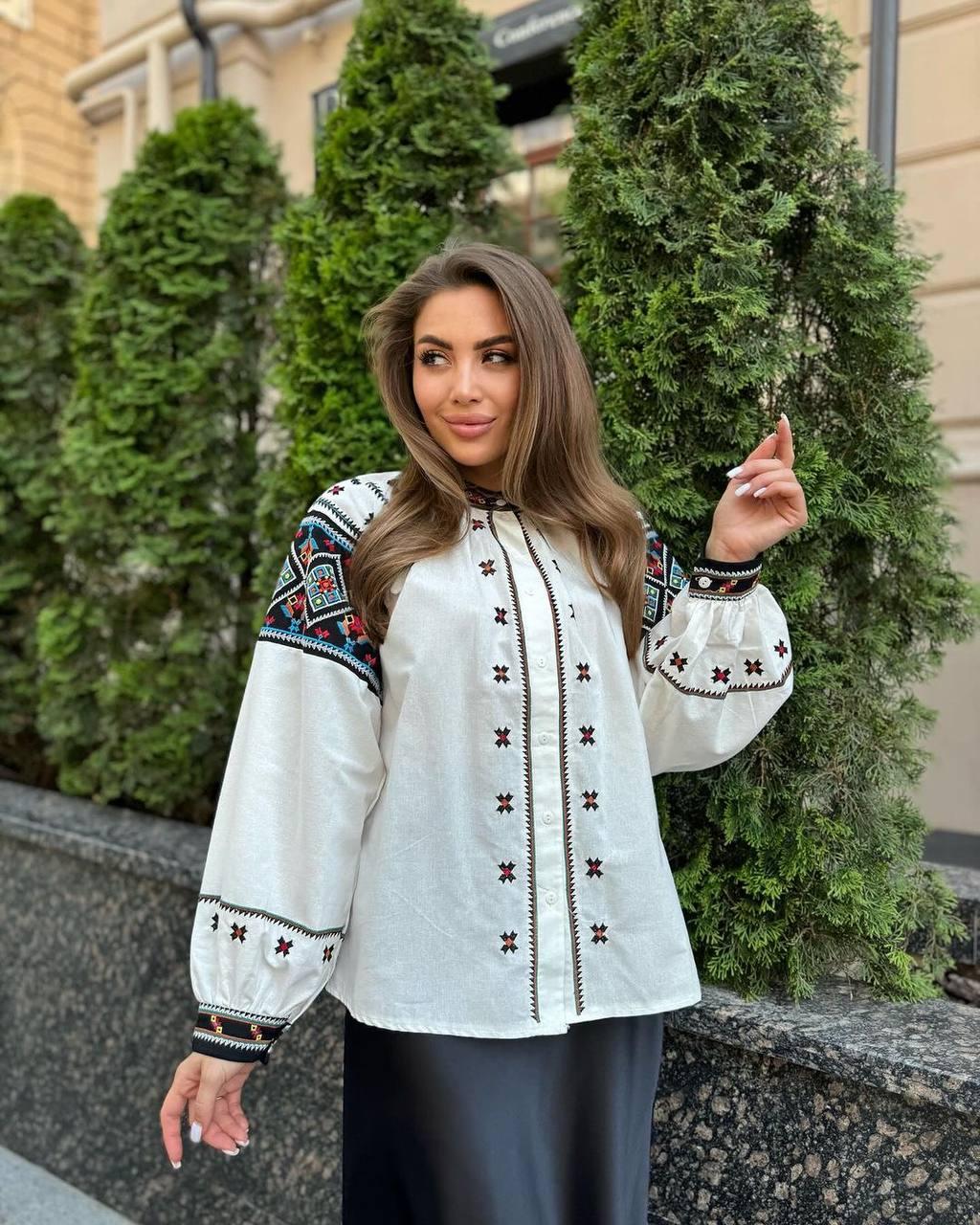 Вишита блуза на ґудзиках молочна