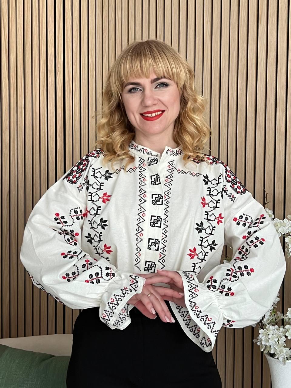 Вишита жіноча сорочка молочна