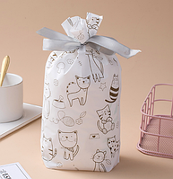 Пакет подарунковий з малюнком Котик грайливий з атласною стрічкою затяжкою поліетиленовий 23х12см