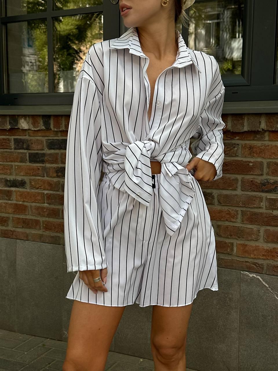 Жіночий стильний легкий білий костюм-двійка із софту в смужку: Шорти та Сорочка вільного крою, фото 1