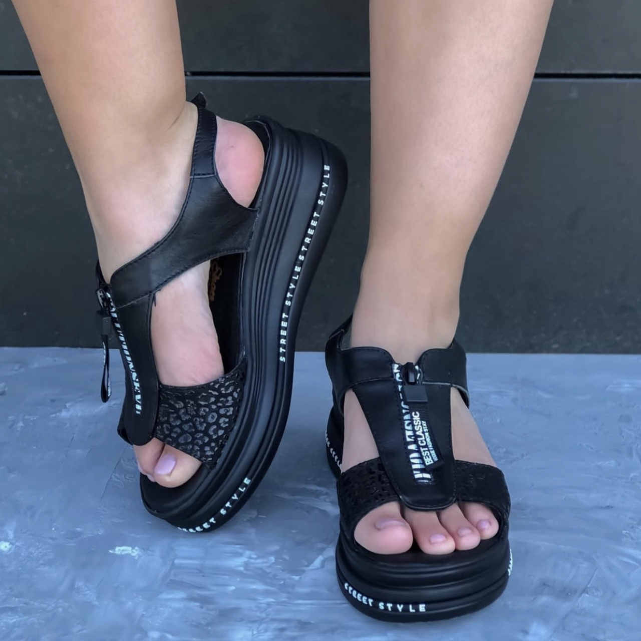 Босоніжки жіночі на платформі з блискавкою чорного кольору “Style Shoes”