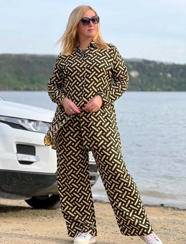 фотографія жіночий літній костюм з сорочкою і штанами