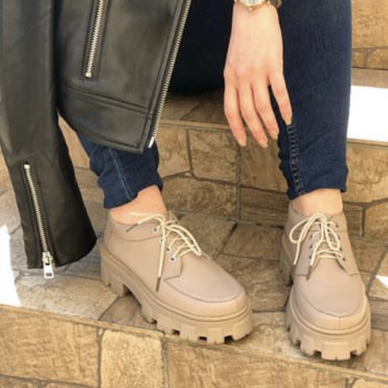 Туфлі жіночі зі шкіри бежевого кольору на тракторній підошве “Style Shoes”