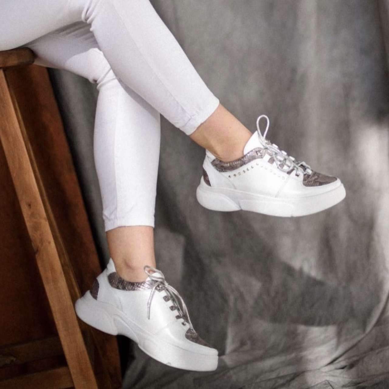 Кеди жіночі шкіряні білого кольору "Style Shoes"