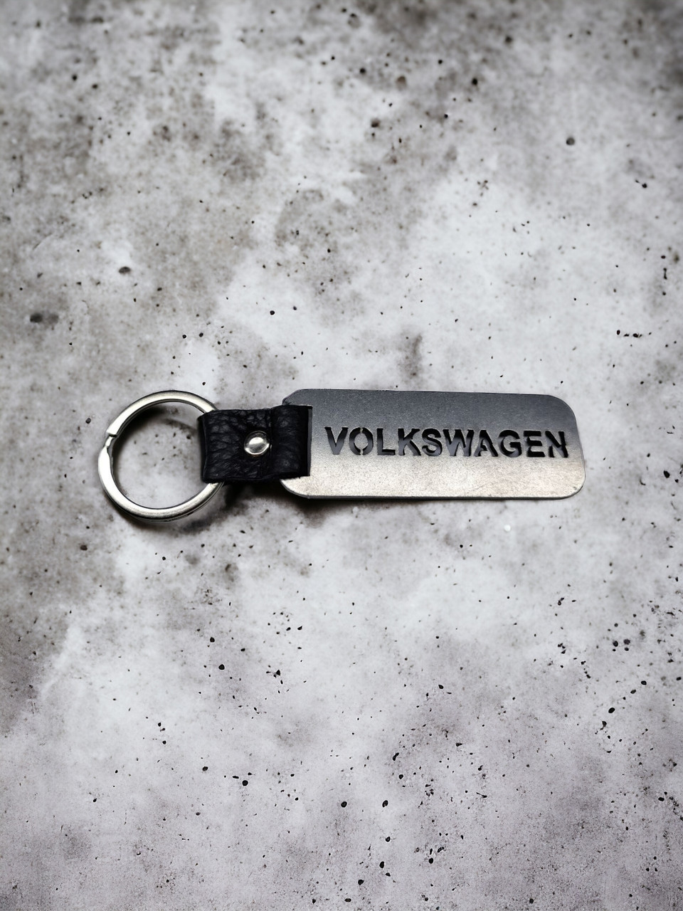 Брелок з металу та назвою марки Volkswagen