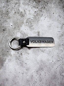 Брелок з металу та назвою марки Volkswagen
