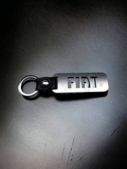 Брелок з металу та назвою марки Fiat