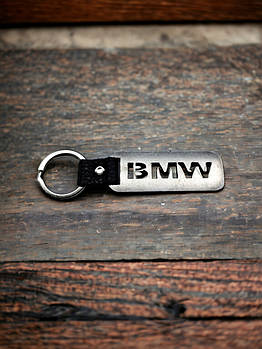 Брелок з металу та назвою марки BMW