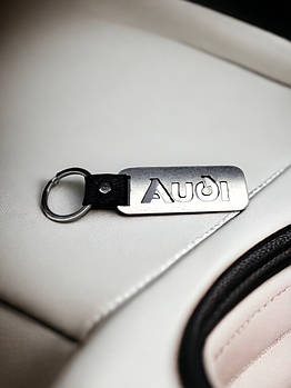 Брелок з металу та назвою марки Audi