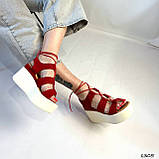 Жіночі босоніжки на платформі танкетці, жіночі червоні босоніжки на платформі, фото 3