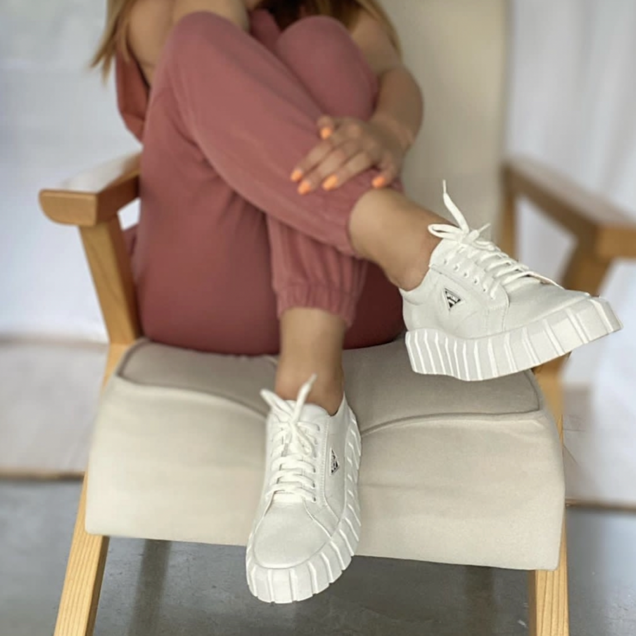 Жіночі снікерси з натуральної шкіри білого кольору на платформі “Style Shoes”