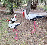 Сім'я лелек, великий, маленький та лелеченя - садові фігури з кераміки на металевих лапках, фото 4