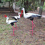 Сім'я лелек, великий, маленький та лелеченя - садові фігури з кераміки на металевих лапках, фото 2