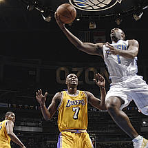 Плакат "Баскетболісти Lakers у стрибку біля кошика", 40×60см, фото 2