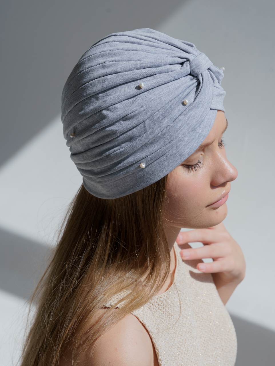 Чалма жіноча літня із трикотажу з перлинами D.Hats сірого кольору - фото 1 - id-p2227552529