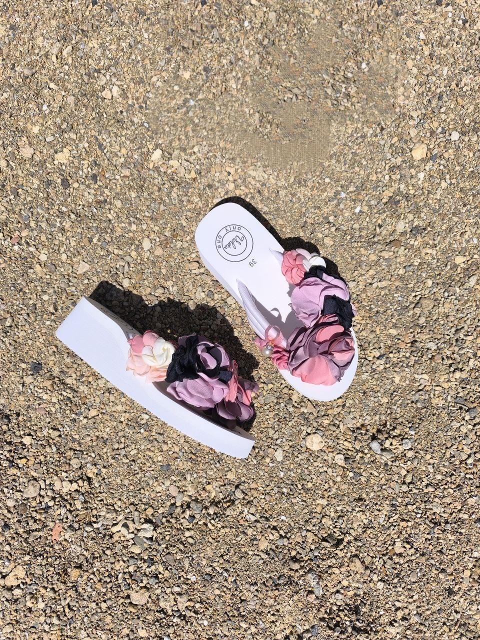 Шлепанцы ВЬЕТНАМКИ белые с цветами на высокой танкетке летние женские открытые