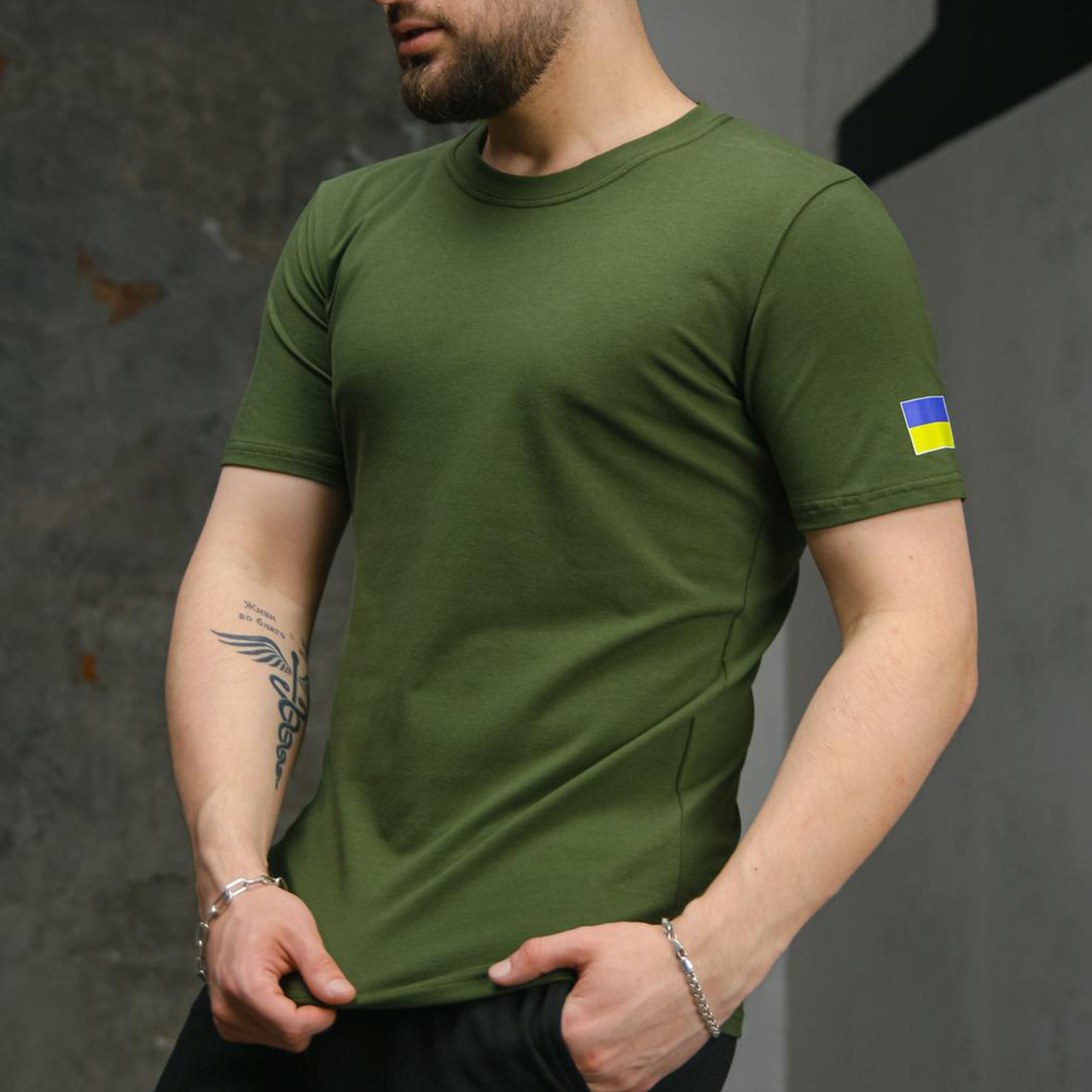 Чоловіча однотонна футболка з прапором на плечі/ Базова літня футболка для чоловіків/ Тактична футболка Хакі, фото 1
