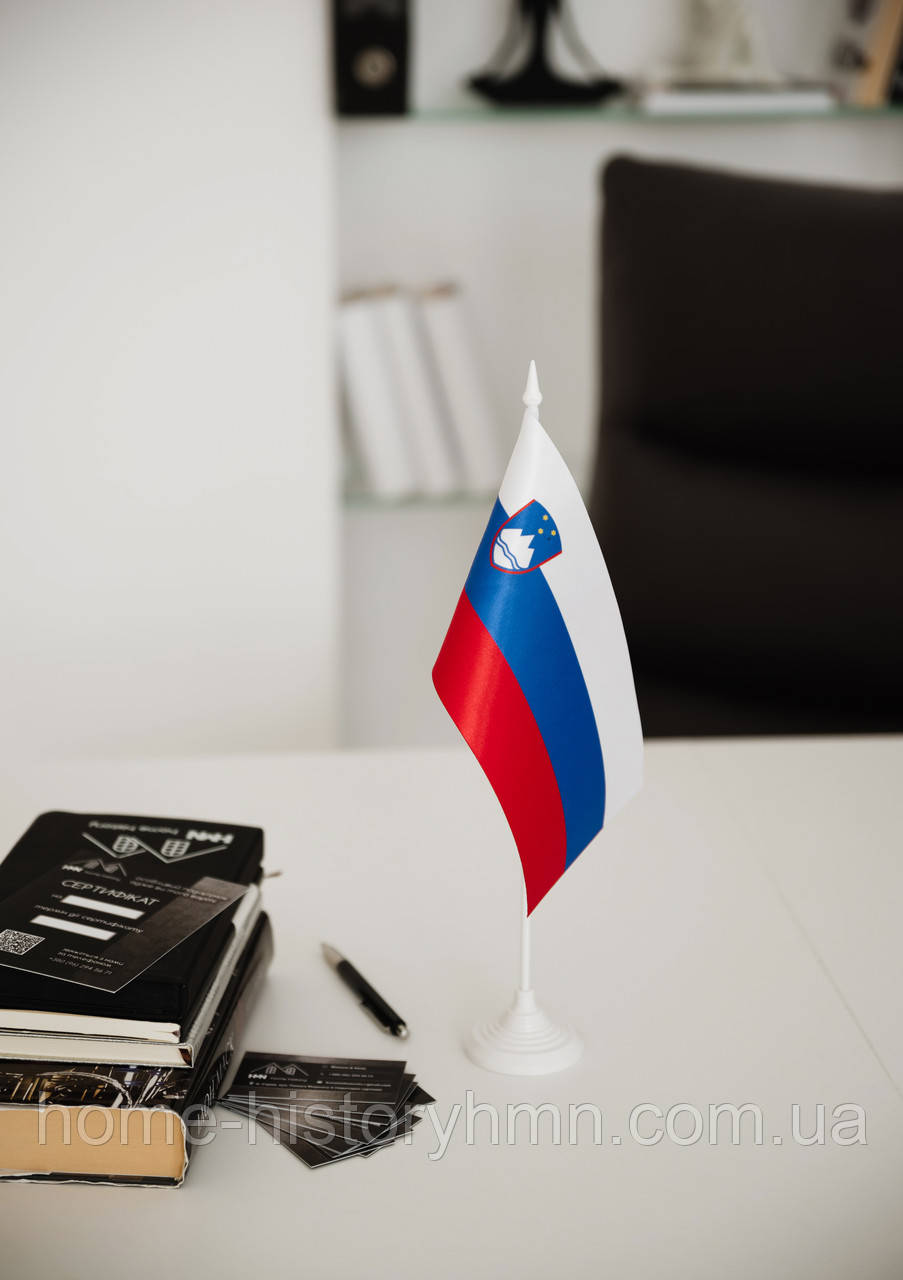 Настільний прапор Словенії з пластиковим утримувачем