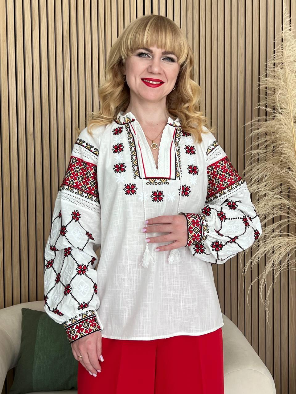 Вишита блуза з мереживними вставками молочна