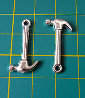 Підвіска металева. Молоток, 3х13х25  мм