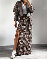 Трендовая леопардовая женская юбка макси полуприлегающая на высокой посадке с высоким разрезом на ноге