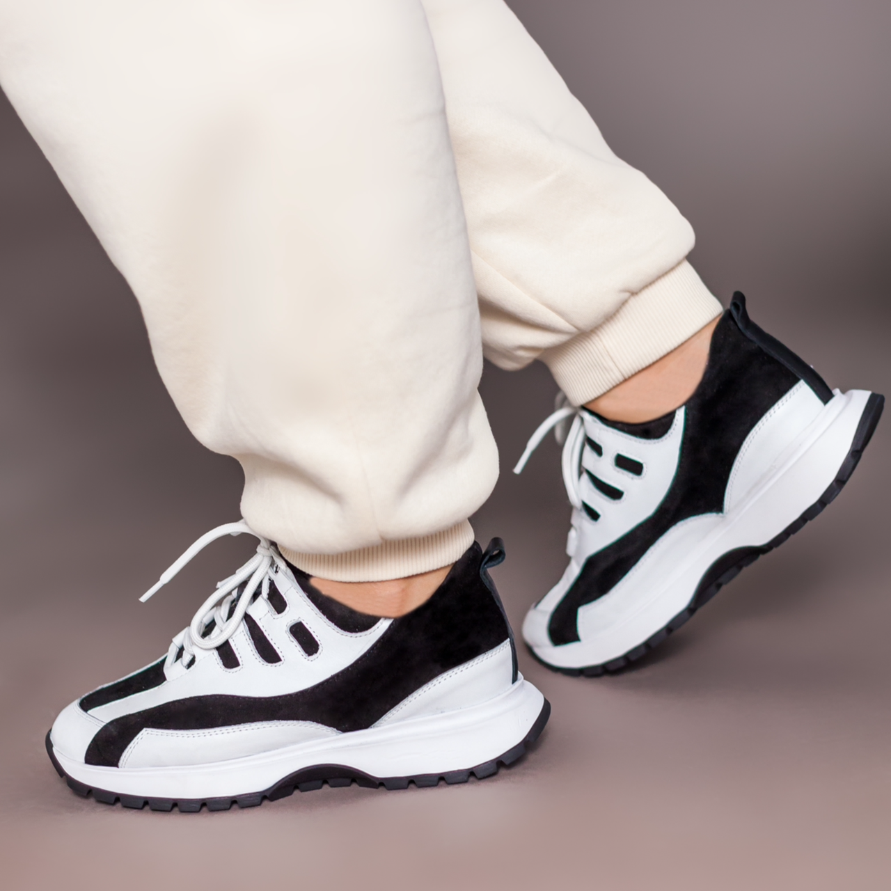 Кросівки жіночі шкіряні чорно-білого кольору "Style Shoes"