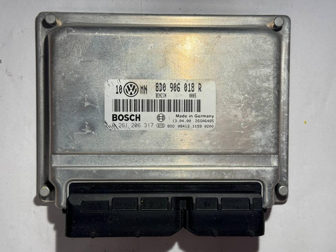 Електронний блок керування Volkswagen Passat 3B 1.8L Bosch 8D0 906 018 R / 8D0906018R / 0 261 206 317