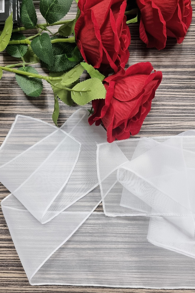 Декоративна шифонова стрічка – це ніжний та елегантний аксесуар, який додасть витонченості будь-якому проекту. Виготовлена з легкого та прозорого матеріалу, стрічка має легкий блиск і м'яку текстуру. Ідеально підходить для прикрашання подарунків, створення квіткових композицій, оздоблення одягу та аксесуарів, а також для різноманітних творчих проектів. Висока якість і насичені кольори роблять цю стрічку незамінною для вашої майстерні.