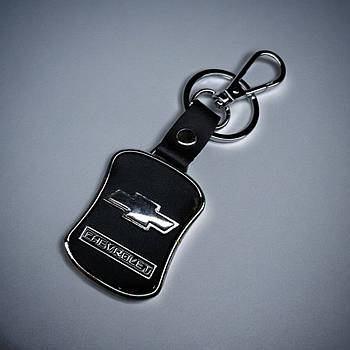 Брелок з логотипом авто Chevrolet, карабін та кільце, металевий зі вставками натуральної шкіри.