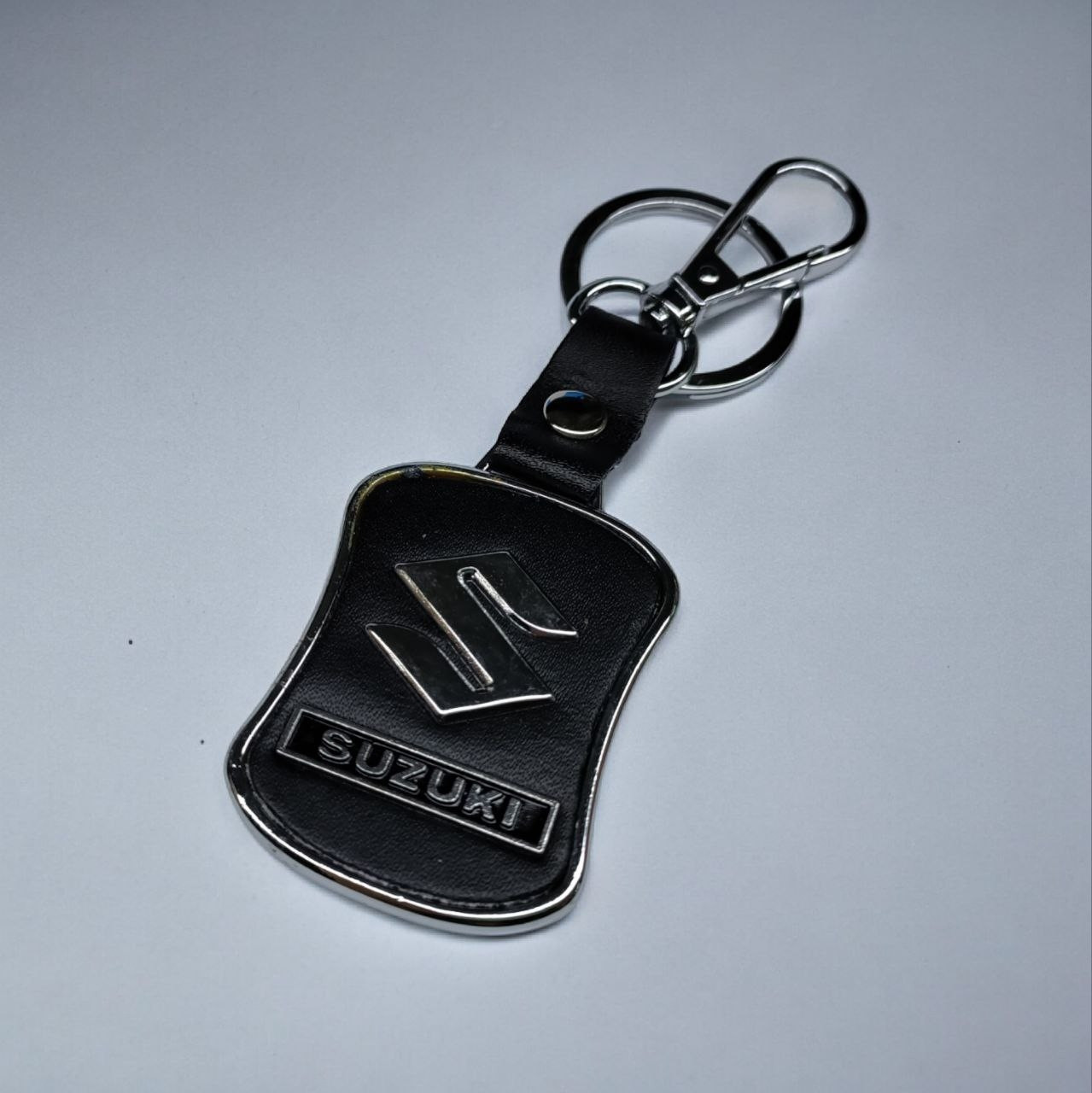 Брелок з логотипом авто Suzuki, карабін та кільце, металевий зі вставками натуральної шкіри., фото 1