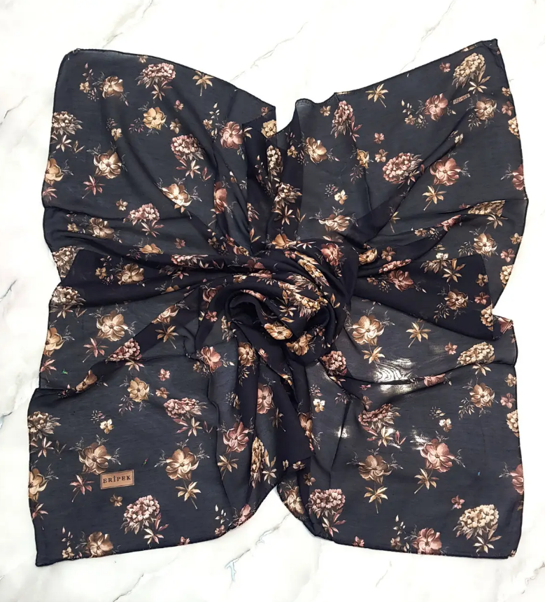 Легка батистова хустка Поліна квіти 95*95 см чорна