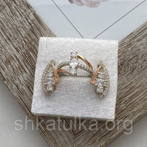 Комплект зі срібла каблучка та сережки з золотими напайками і білими фіанітами різного розміру