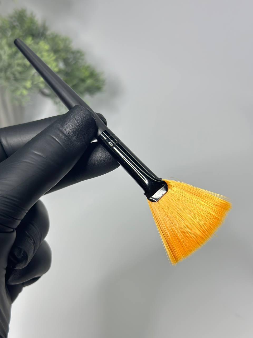 Кисть веерная для нанесения масок и пилингов чорна